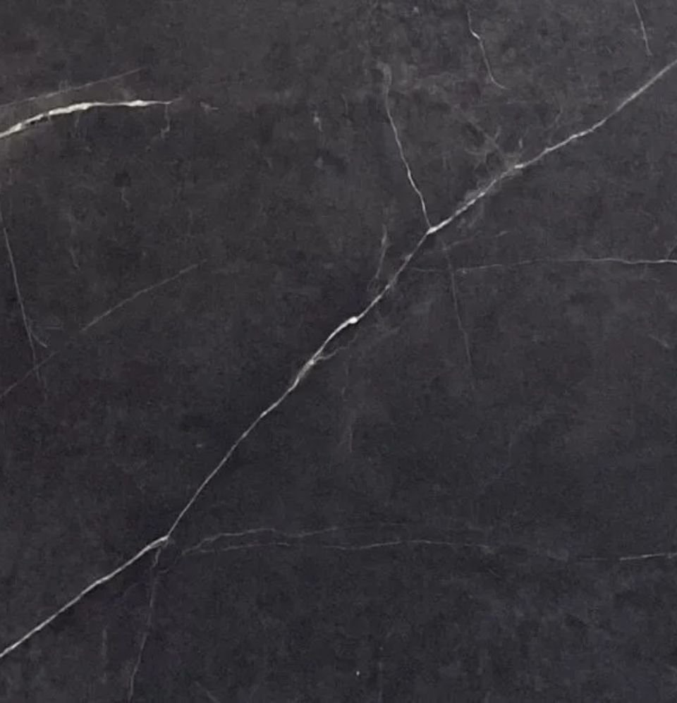 Obsidian Vein – 4 mm Premium Wandpaneel (122×280 cm)