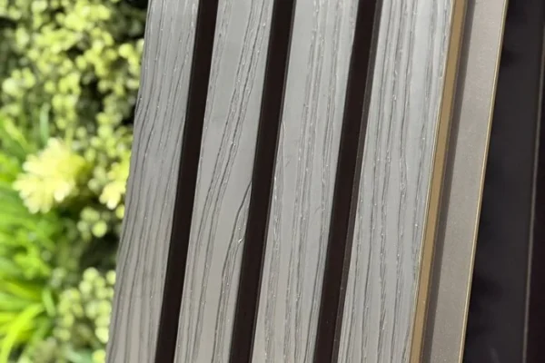 €28 p/st - SILVER GREY Zwarte Strepen Gevelbekleding Composiet | 290 x 22 cm | Gevel | Tuin