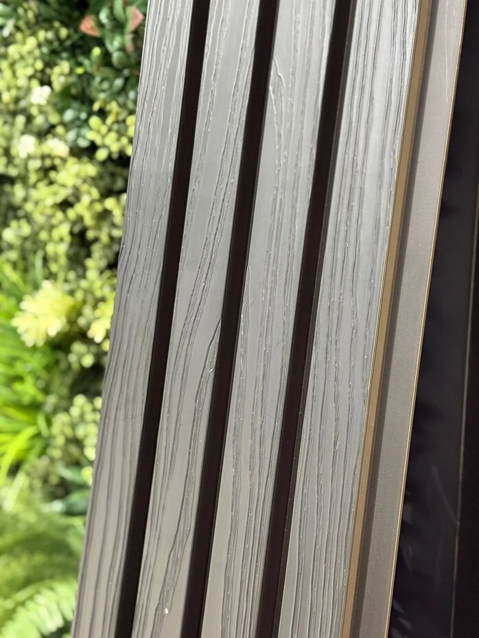 €28 p/st – SILVER GREY Zwarte Strepen Gevelbekleding Composiet | 290 x 22 cm | Gevel | Tuin