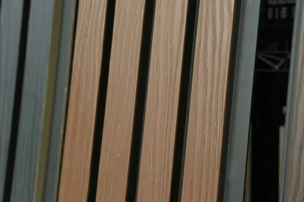 €28 p/st - TEAK Zwarte Strepen Gevelbekleding Composiet | 290 x 22 cm | 3D Houtnerf