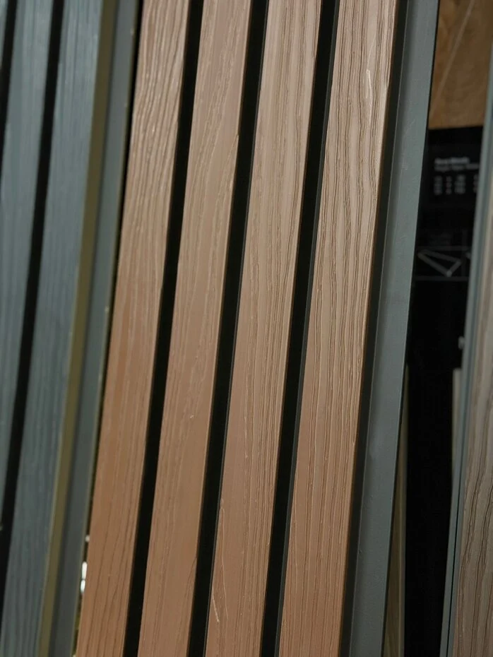 €28 p/st – TEAK Zwarte Strepen Gevelbekleding Composiet | 290 x 22 cm | 3D Houtnerf